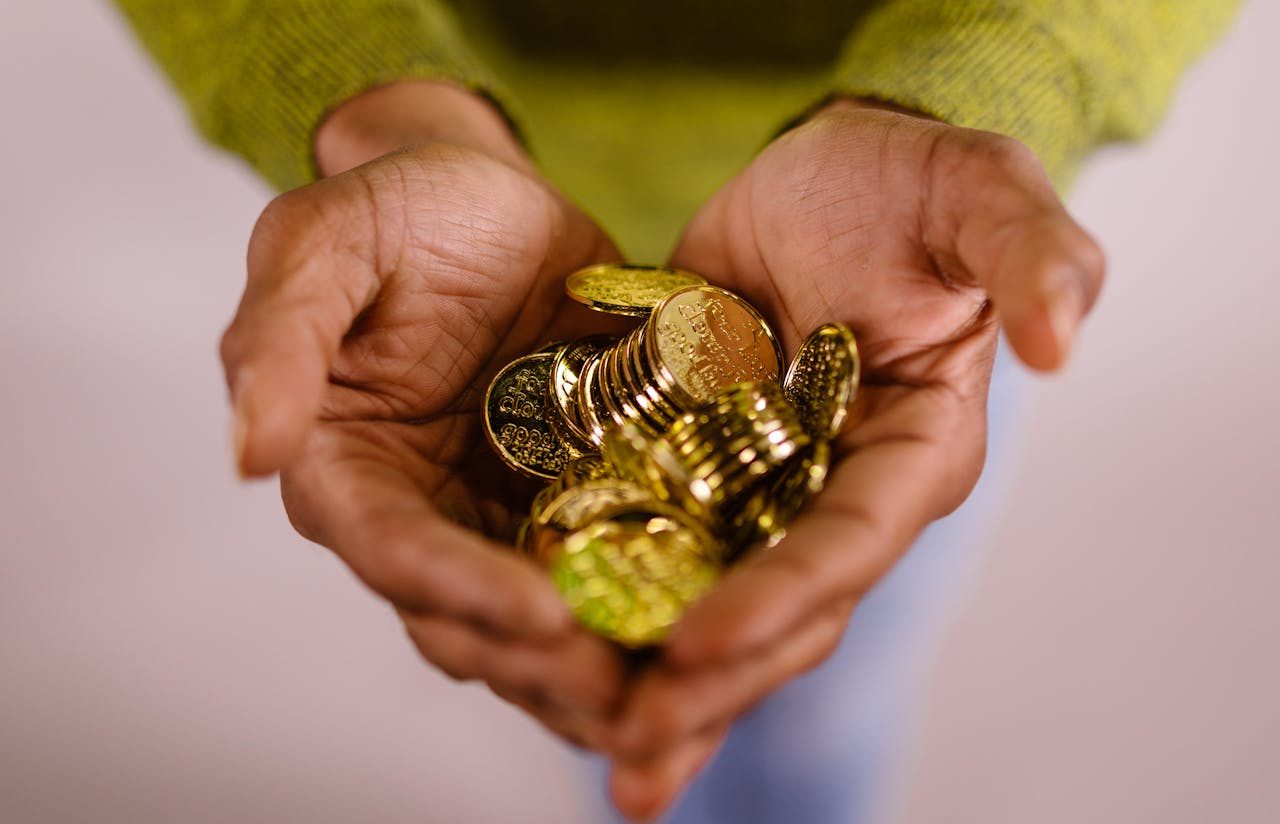 Sosteniendo monedas con ambas manos