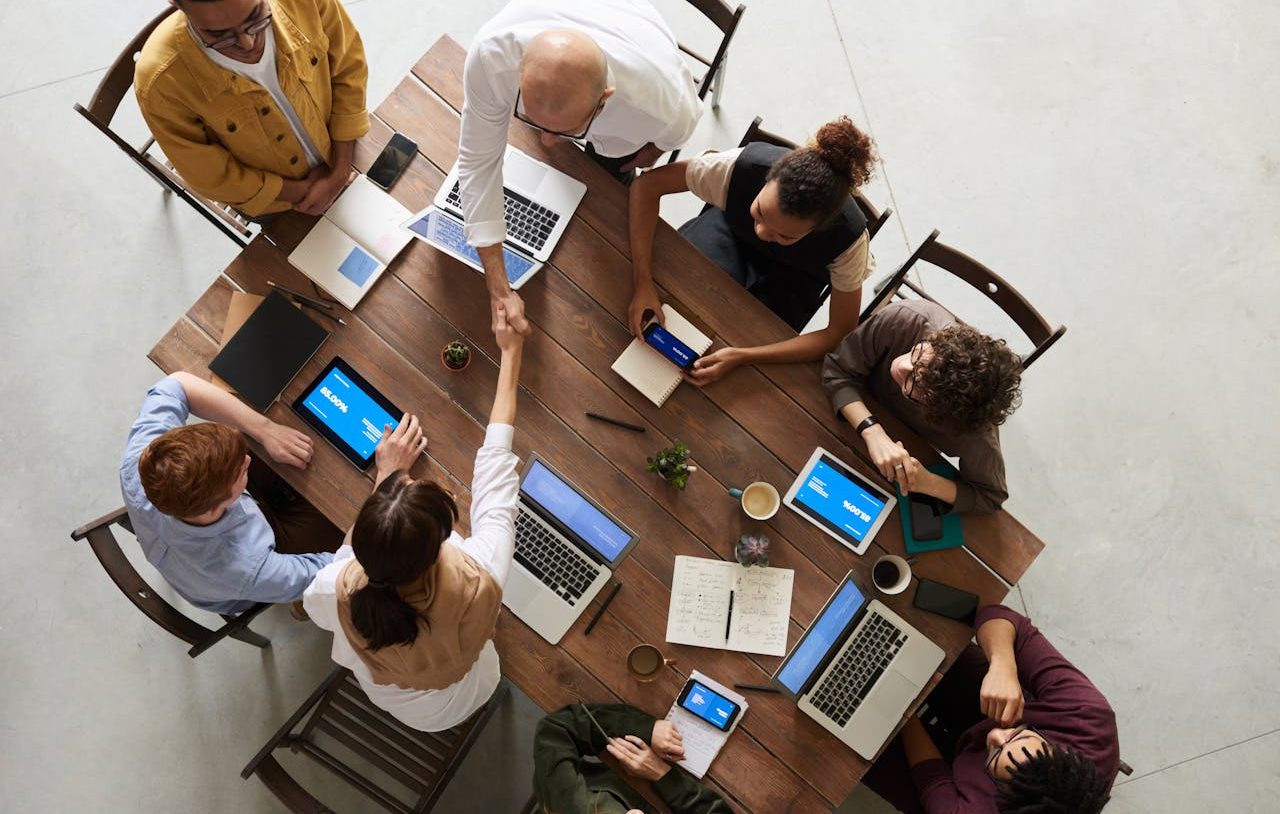 Reunión de trabajo con empleados de diferentes géneros y razas