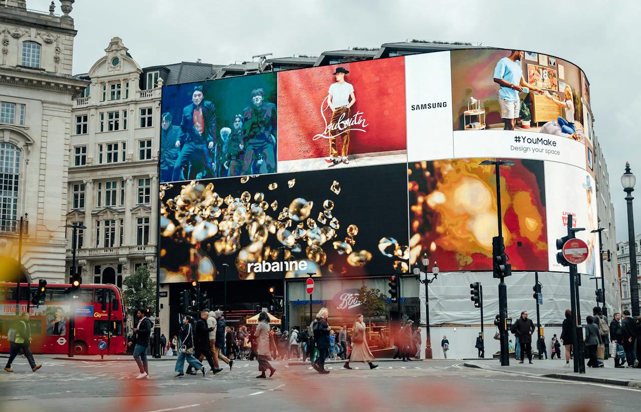 Carteles publicitarios en plena avenida