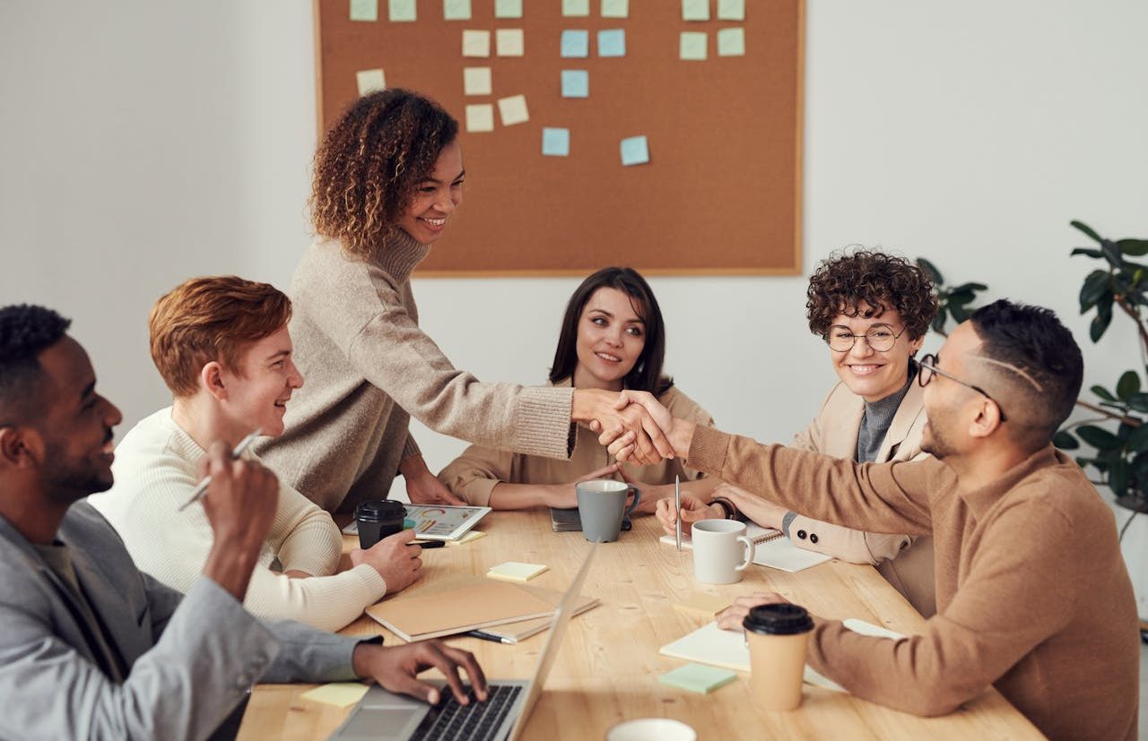 Reunión de negocios. Dos personas estrechan sus manos