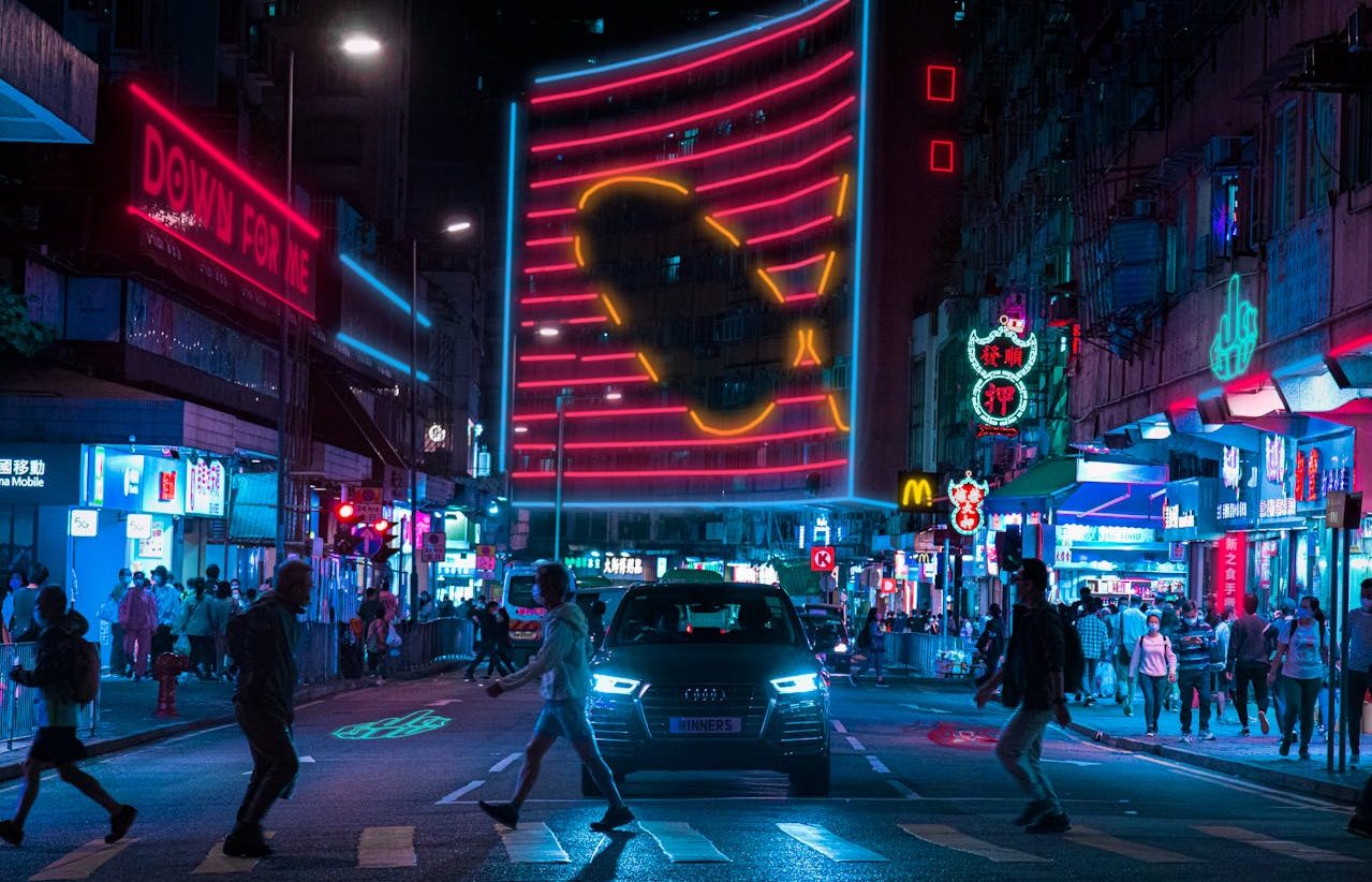 Cruce peatonal en una ciudad de noche