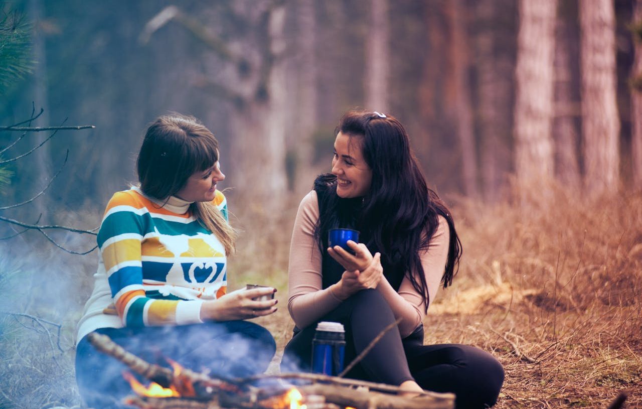 Dos mujeres charlando en un bosque