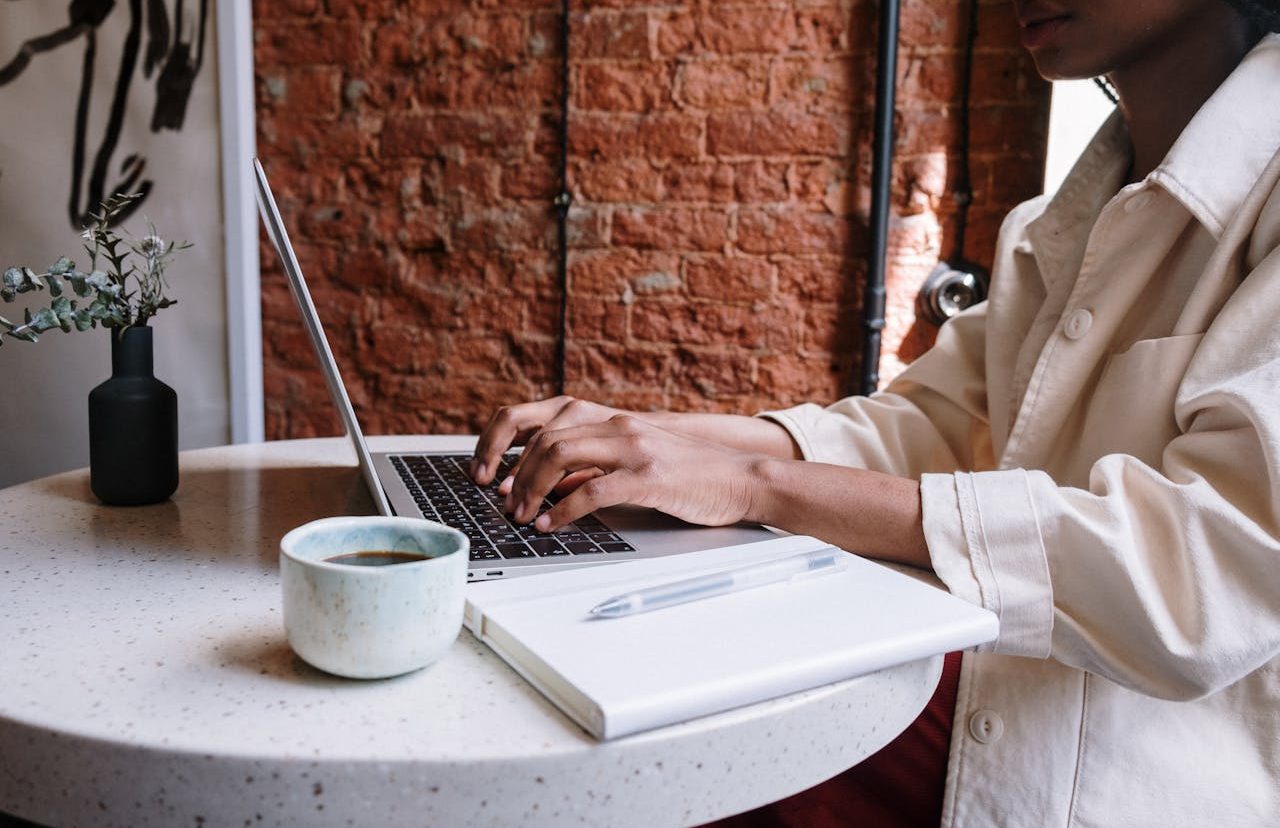 Mujer escribiendo en su blog