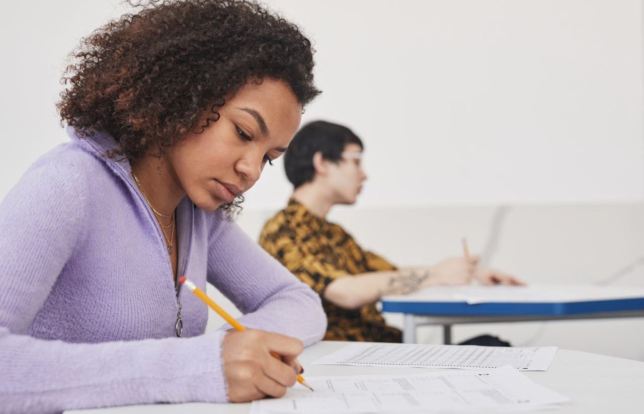 Chica y chico estudiando en clase de idiomas