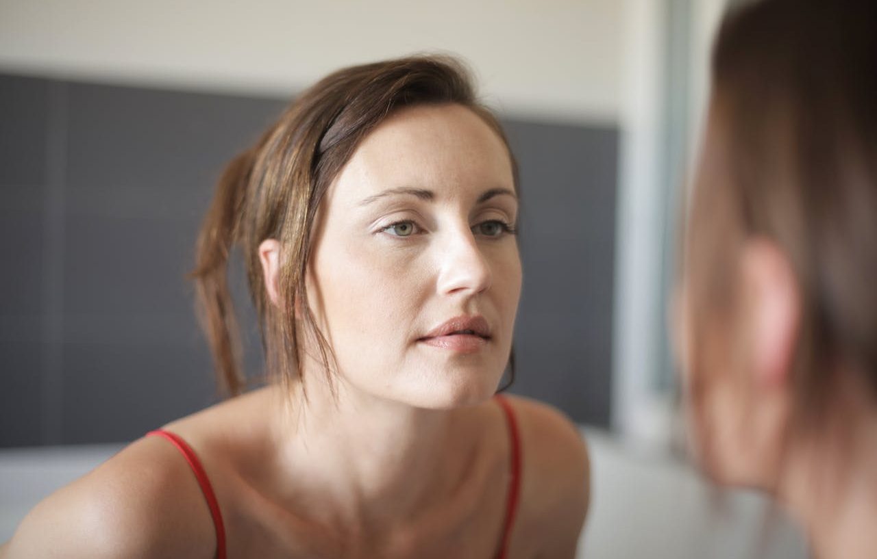 Mujer mirándose al espejo