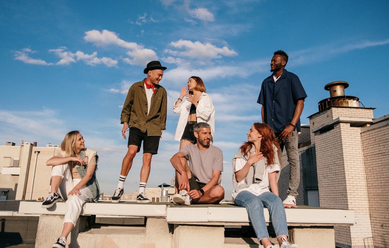 Grupo de amigos jóvenes al aire libre