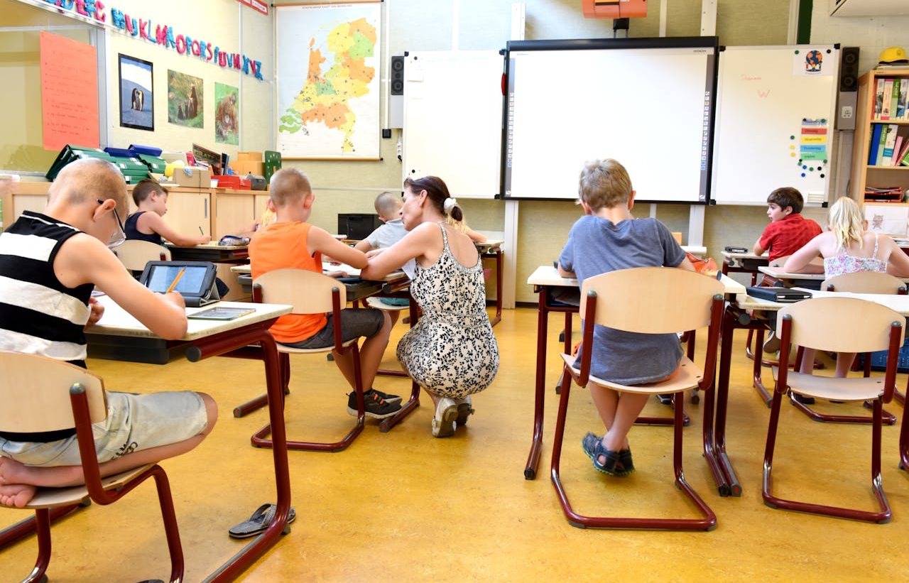 Niños en clase con su maestra