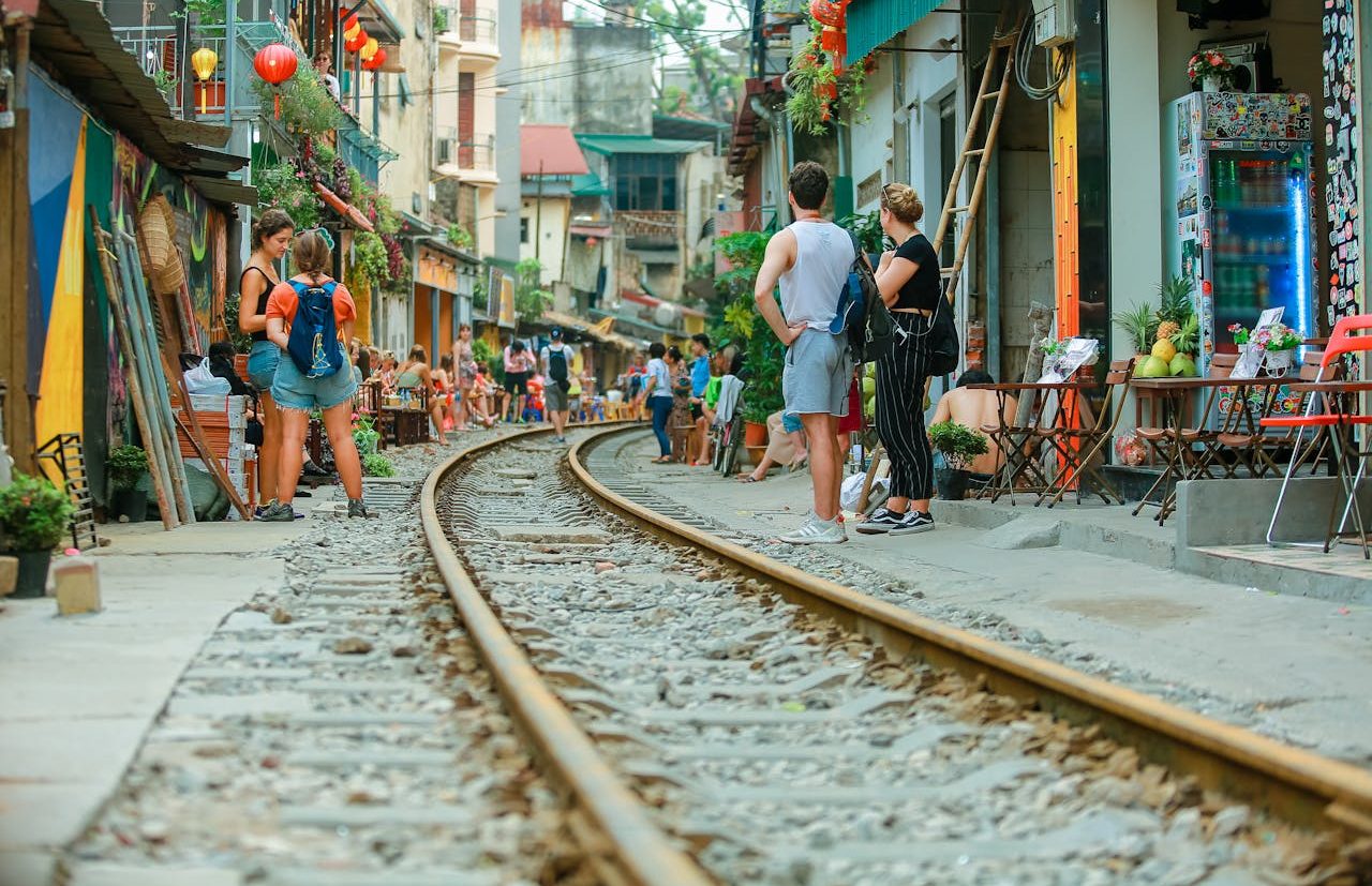 Calle junto a vía de ferrocarril revitalizada con mercados