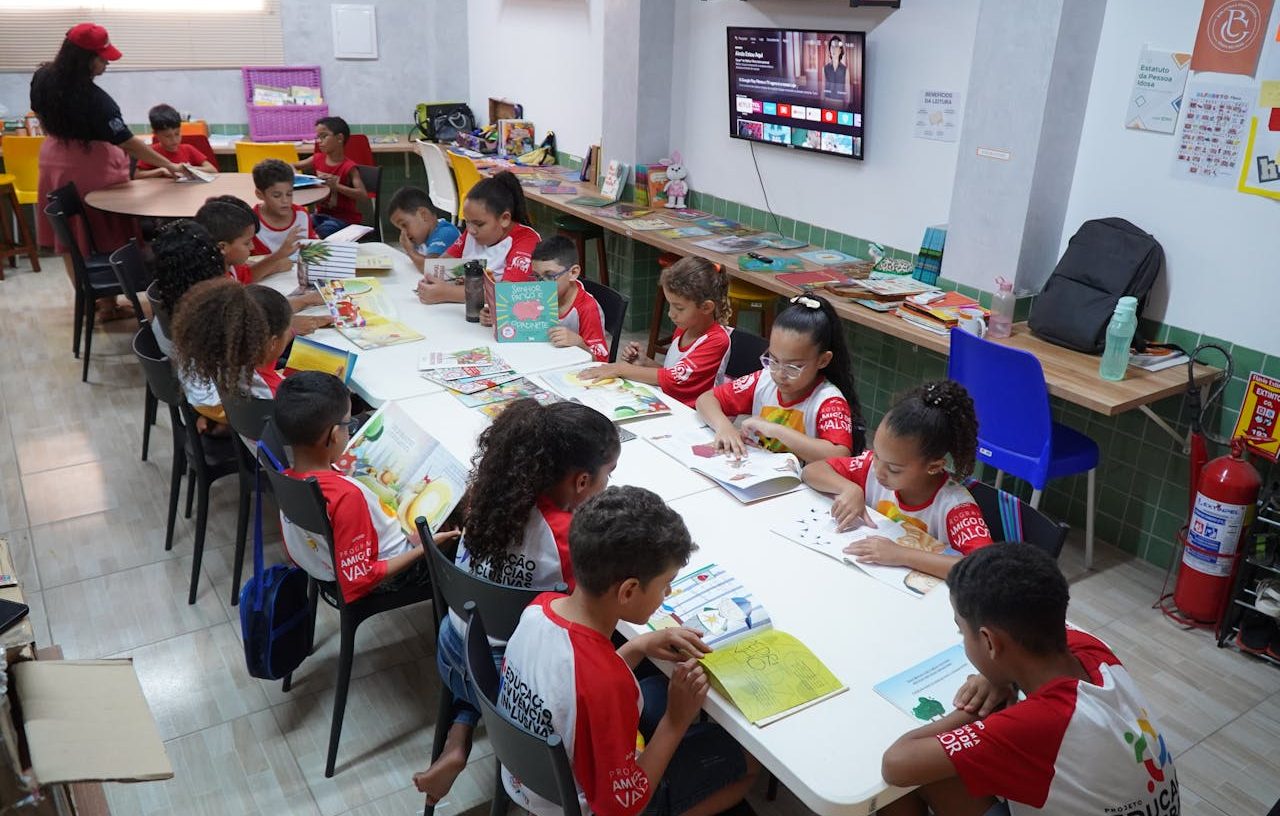 Niños trabajando juntos en el aula