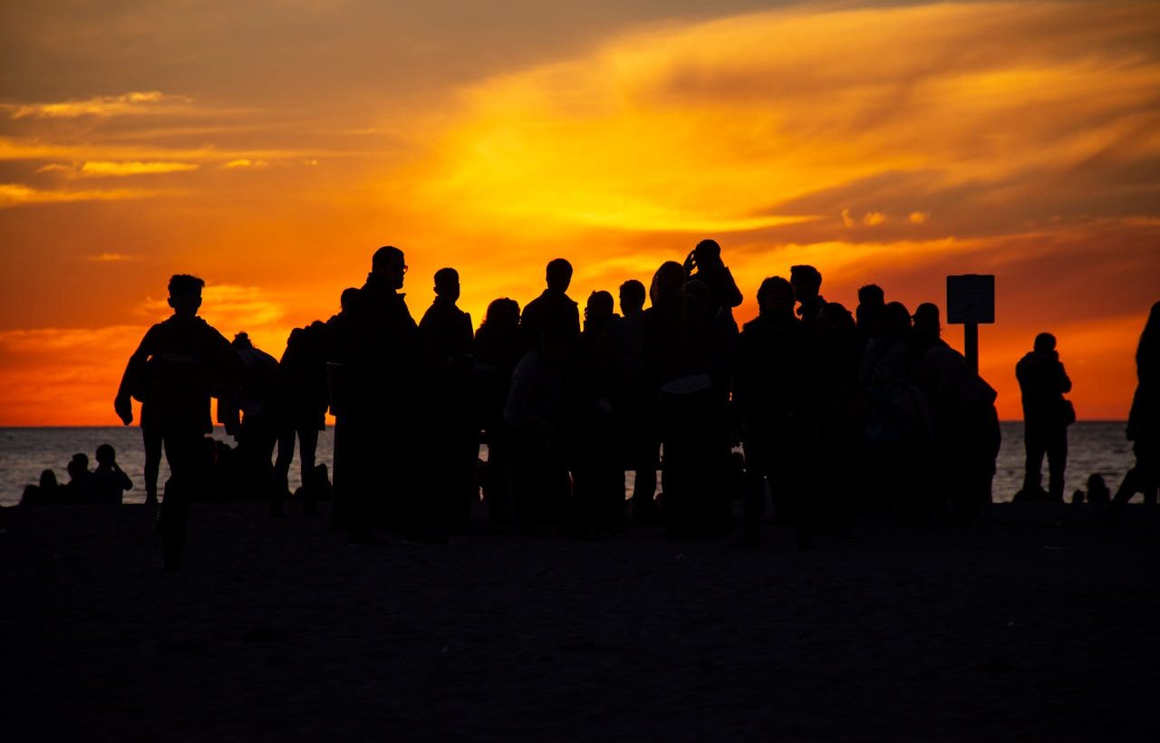 Reunión al aire libre al atardecer