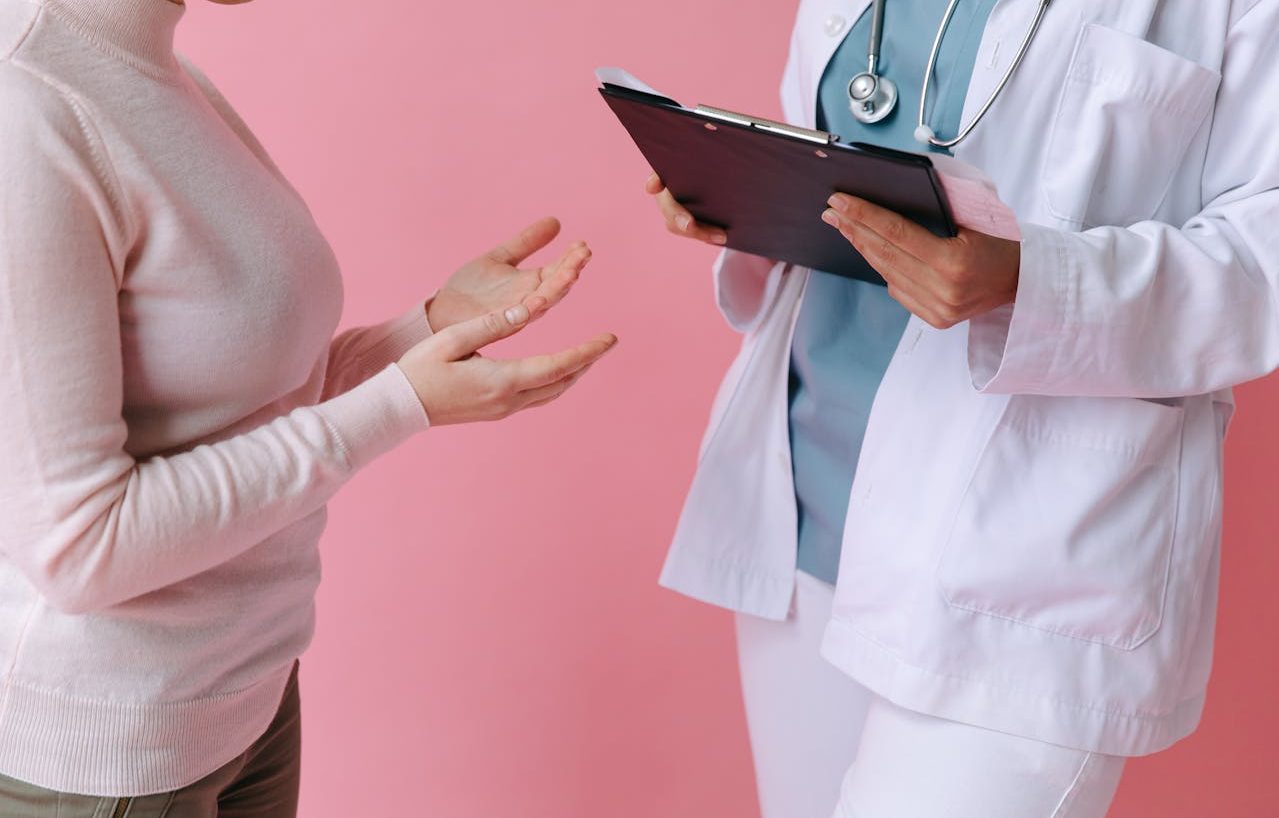 Médica y paciente hablando