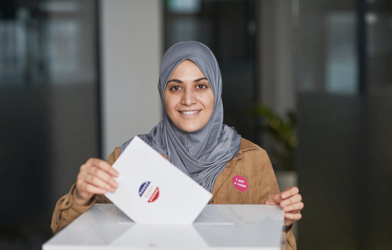 Una mujer votando en una urna