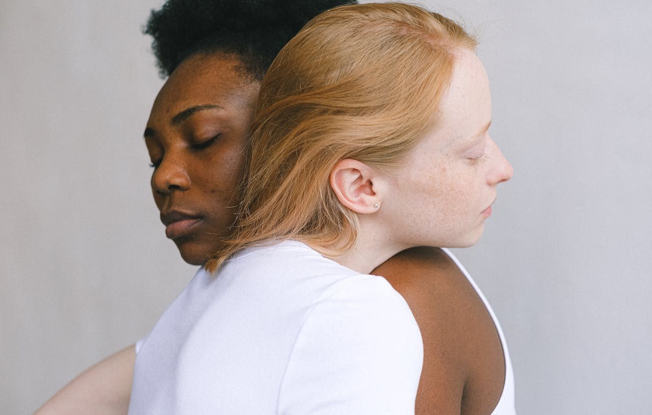 Dos mujeres de diferentes razas abrazadas