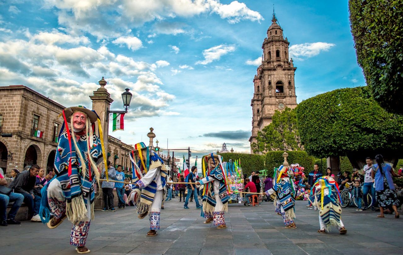 Danza tradicional en una plaza