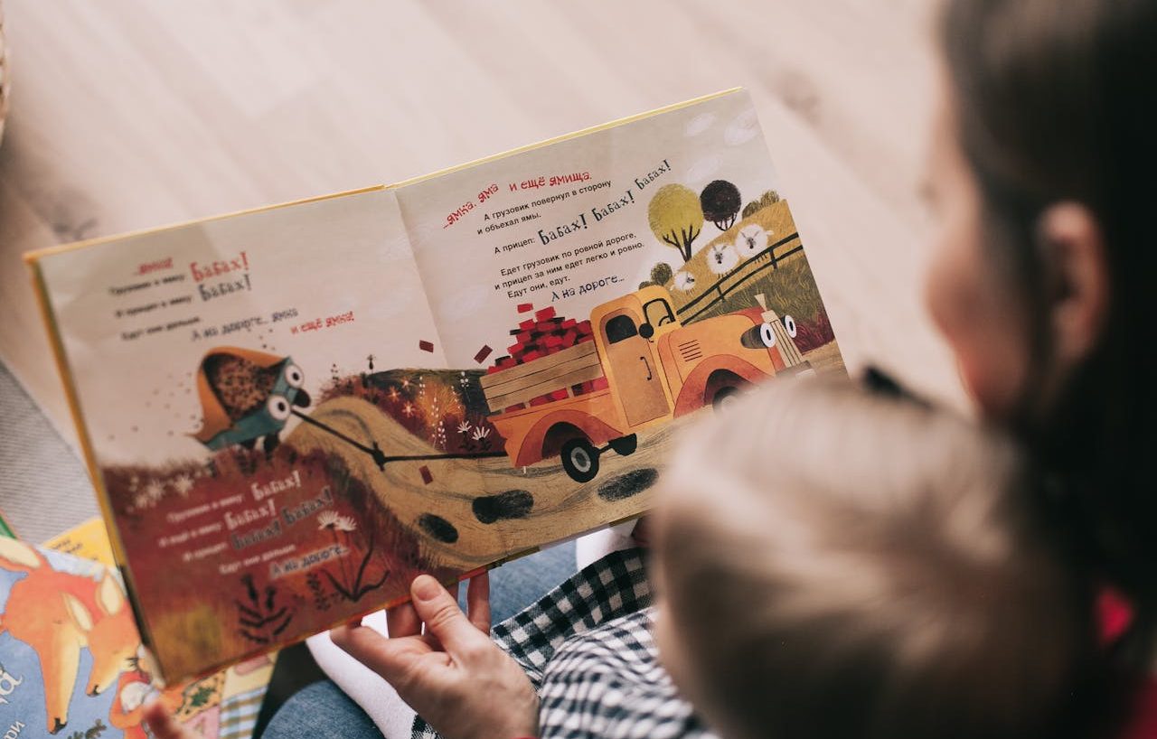 Mujer leyendo un cuento a un niño