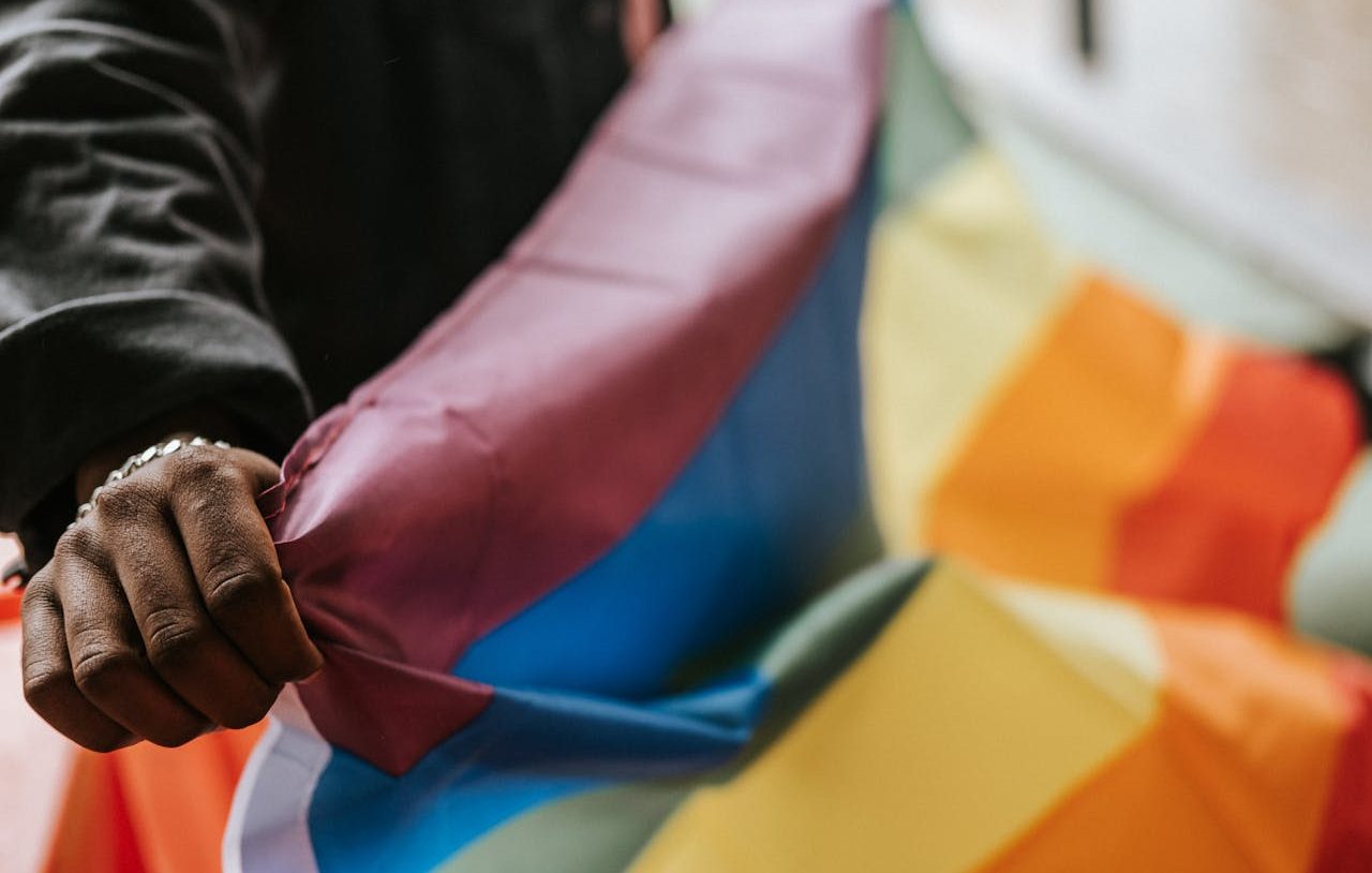 Persona sosteniendo la bandera de la igualdad