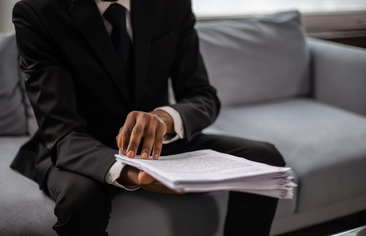 Persona leyendo varias páginas de información legal
