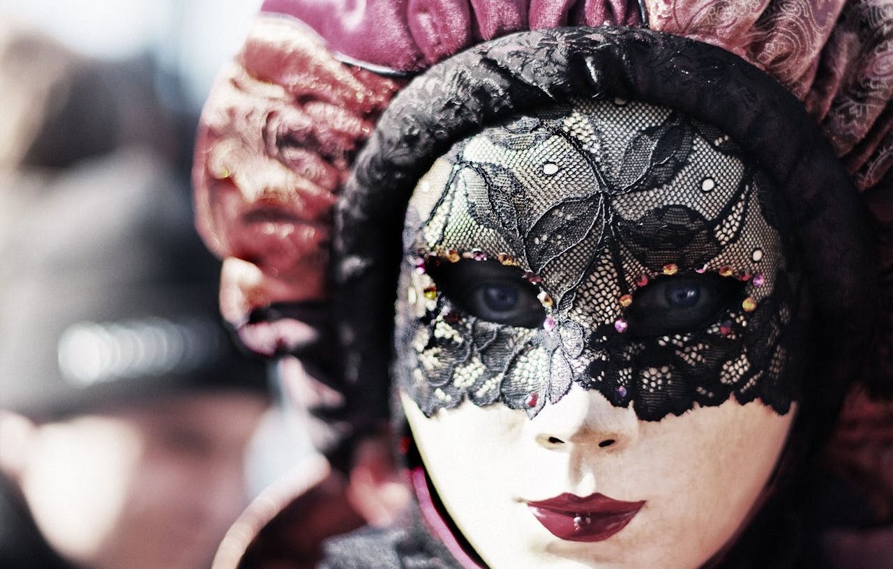 Persona con máscara de carnaval