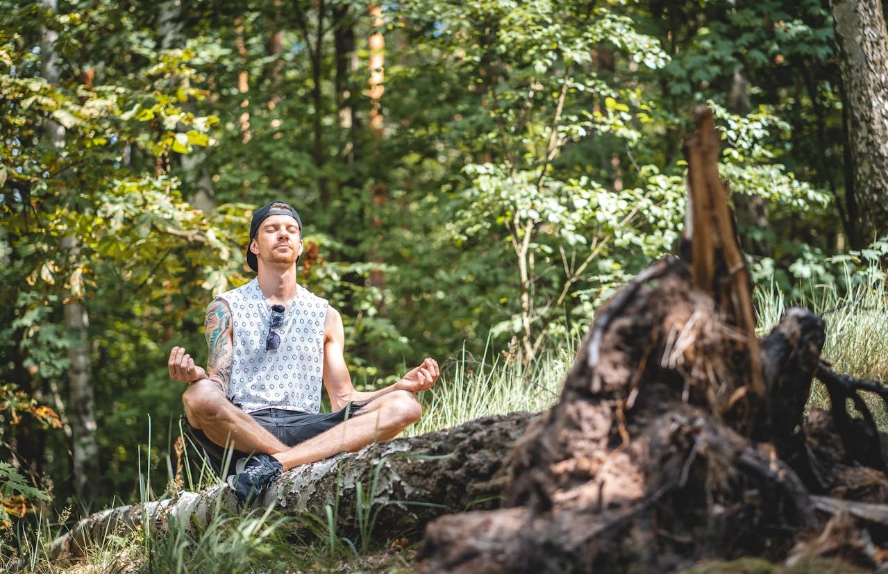 Chico joven meditando en la naturaleza