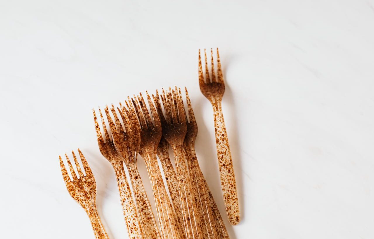 Varios tenedores de bioplásticos