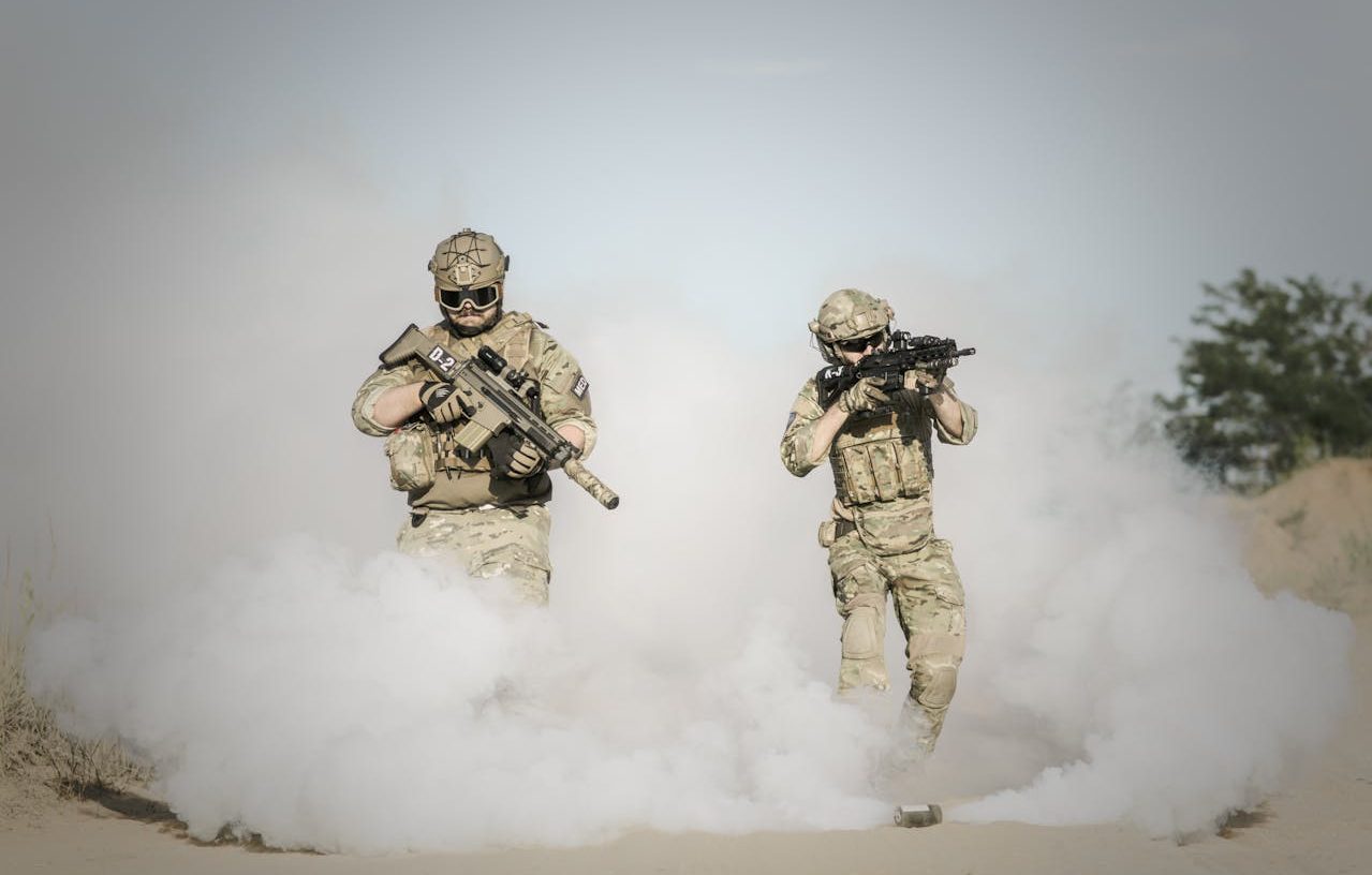 Dos solados luchando en una nube de tierra