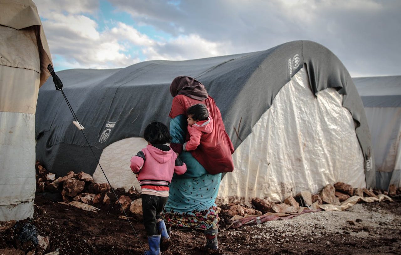 Una mujer y sus hijos en un campo de refugiados