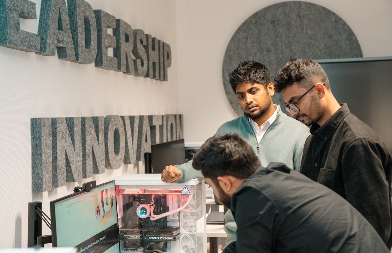 Tres empleados examinando un dispositivo