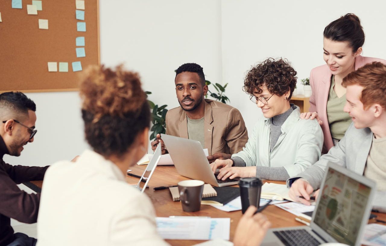 Empleados de diferentes razas y géneros