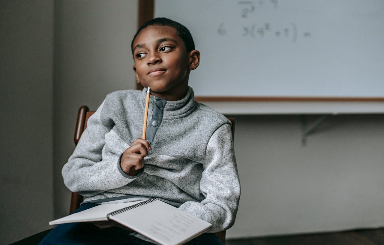 Estudiante en actitud reflexiva