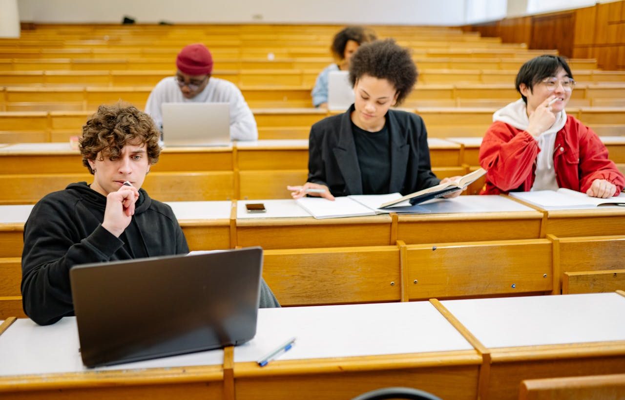 Varios estudiantes realizando actividades distintas