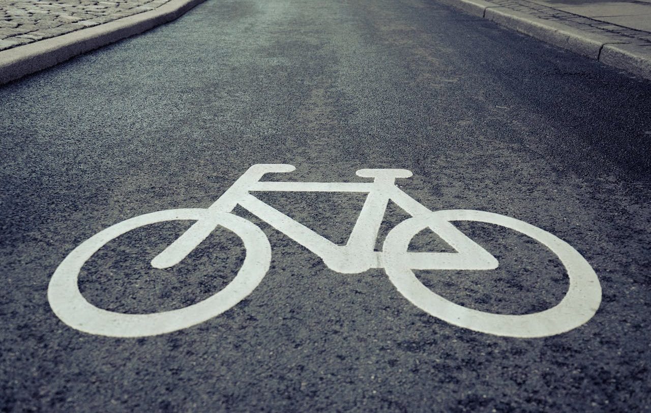 Indicación de ciclovía sobre el asfalto