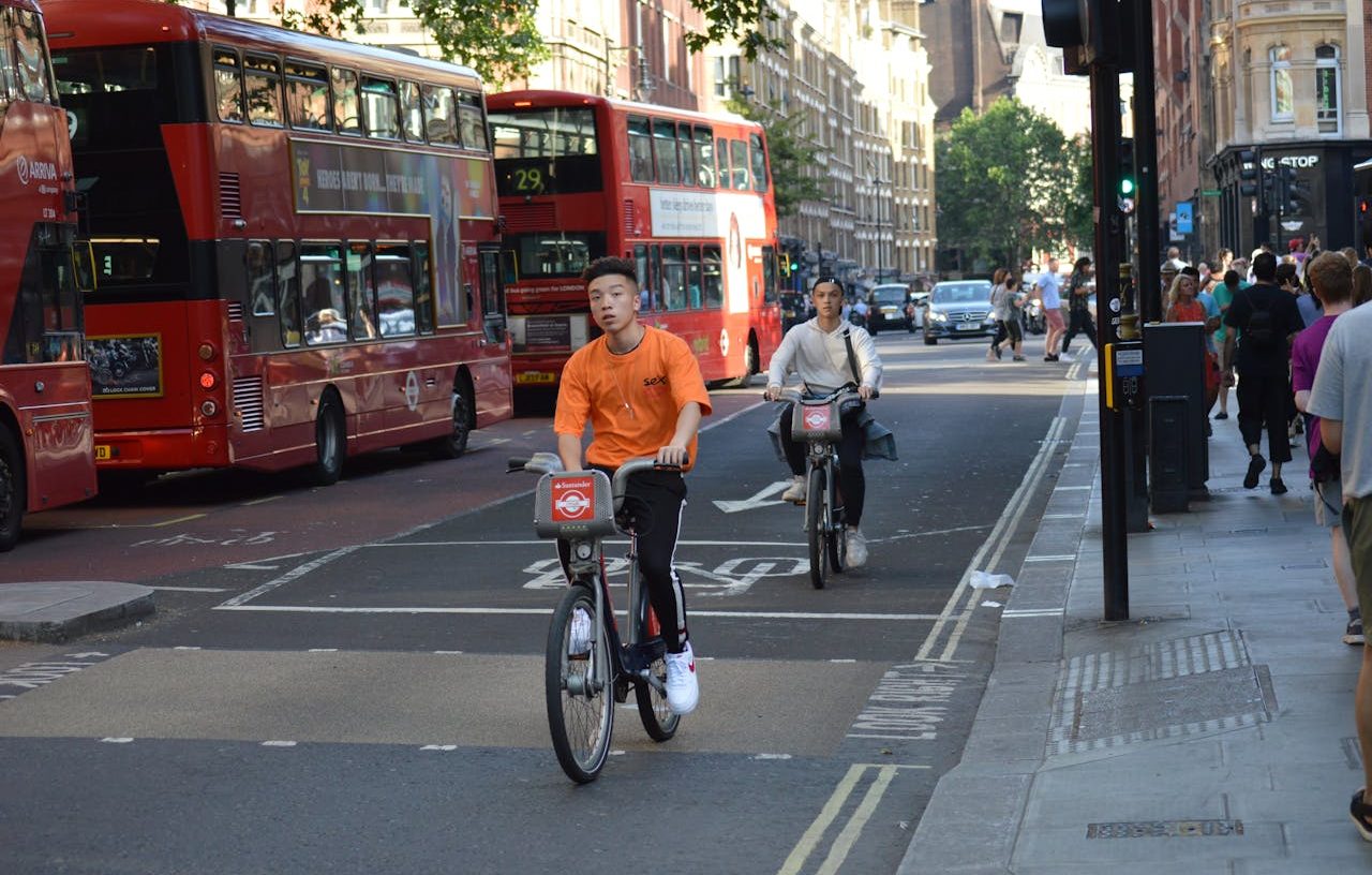 Calle de Londres con vehículos, ciclistas y peatones