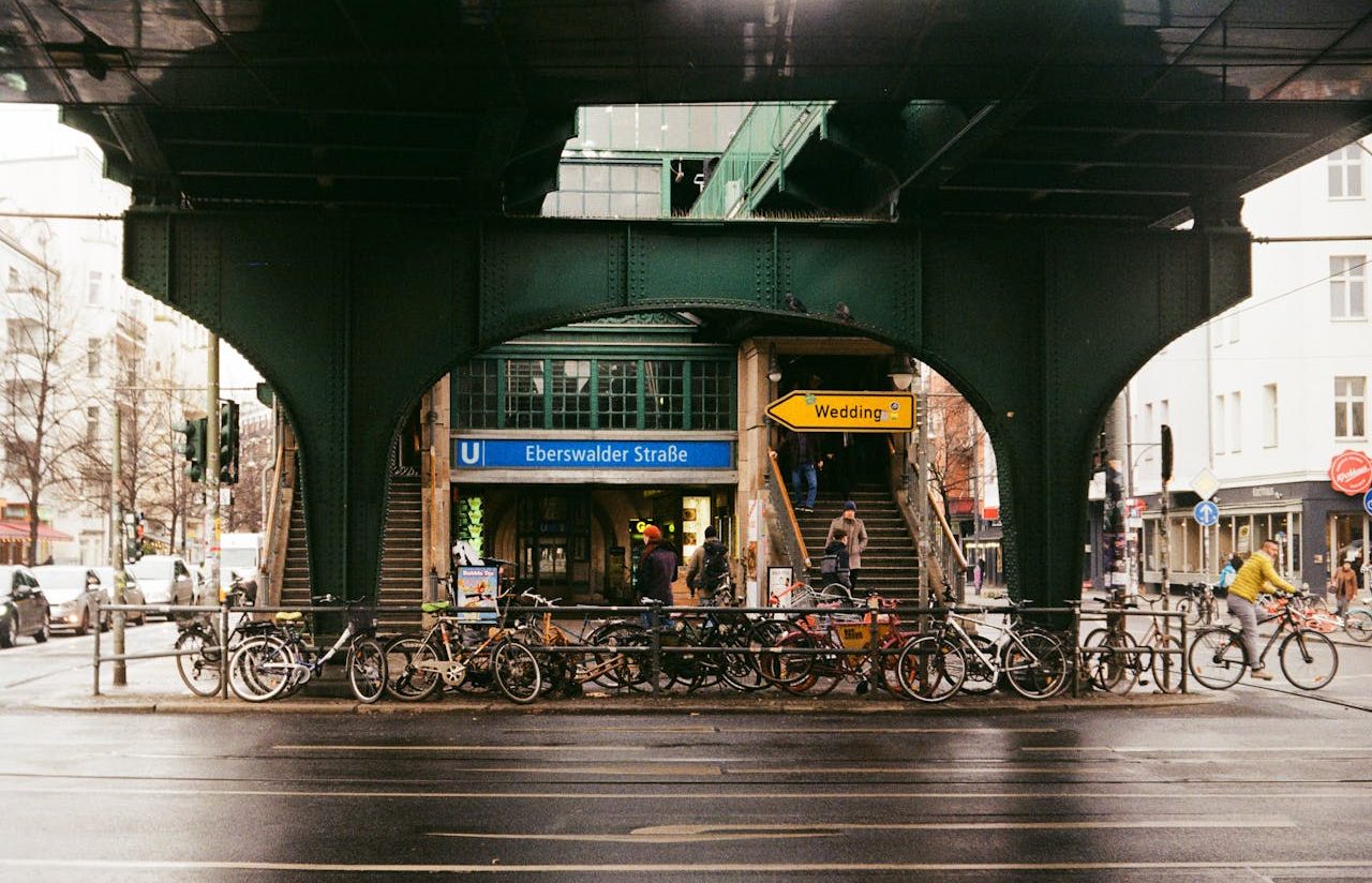 Bicicletas estacionadas frente a estación de tren