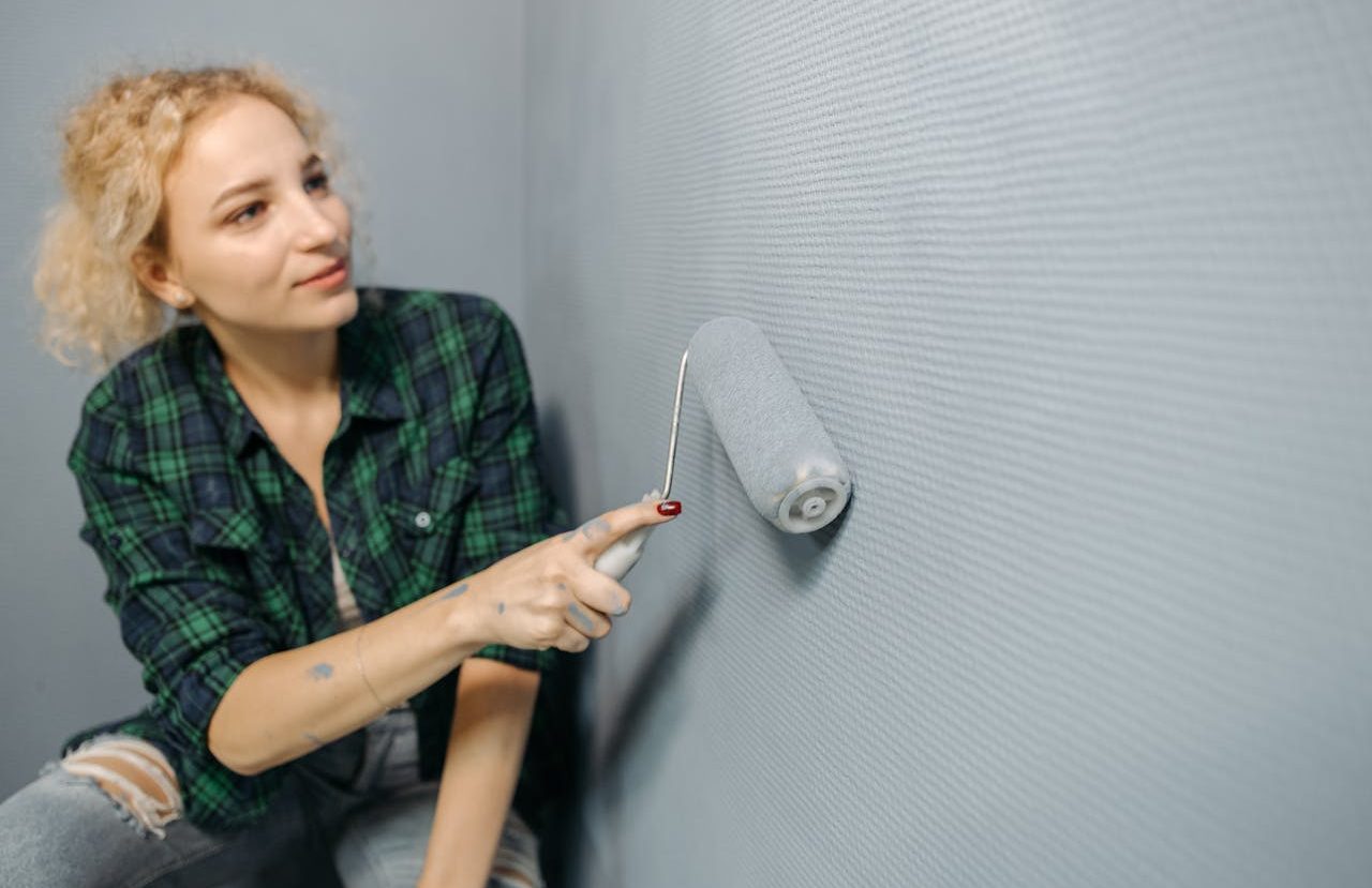 Mujer pintando una pared