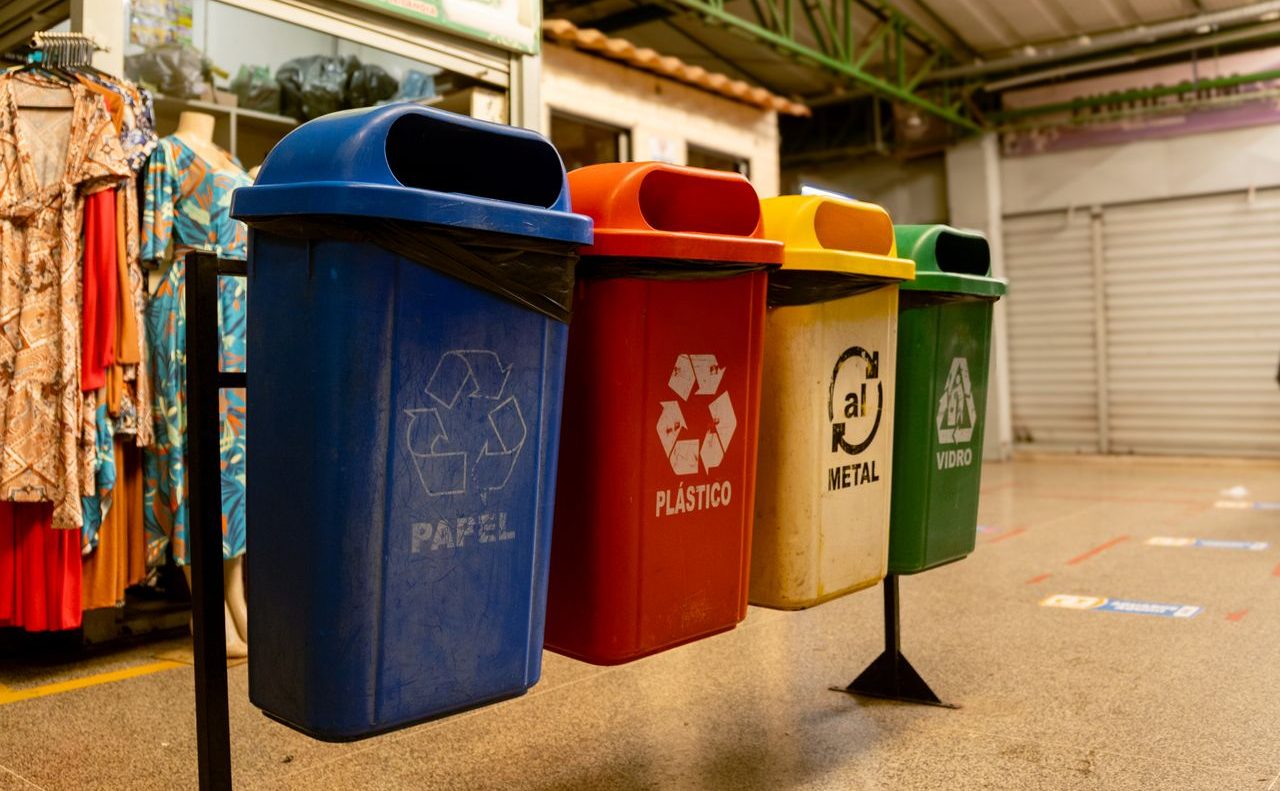 Cubos de residuo para reciclar