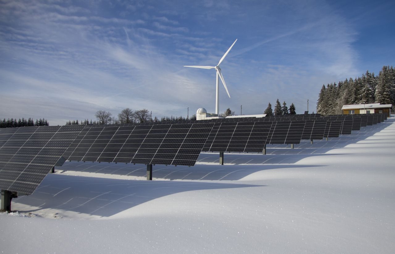 Paneles solares y aerogenerador