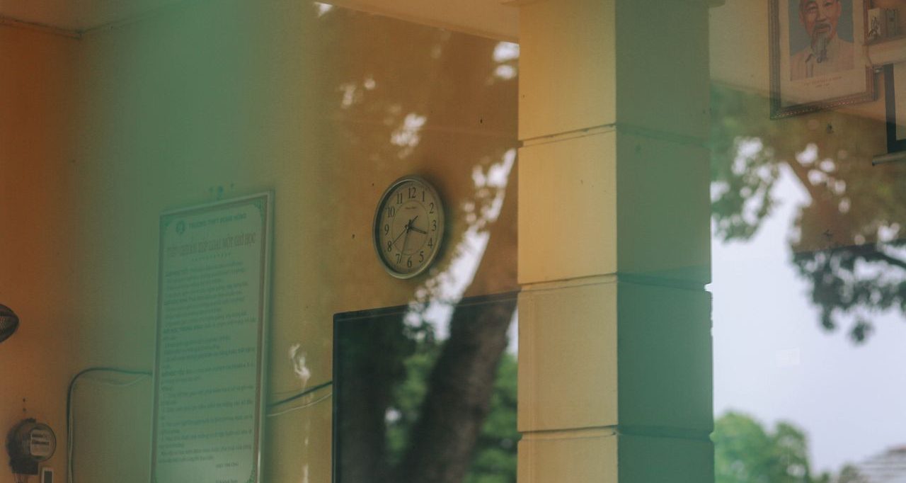 Dos espacios superpuestos, con un especial enfoque en un reloj de pared